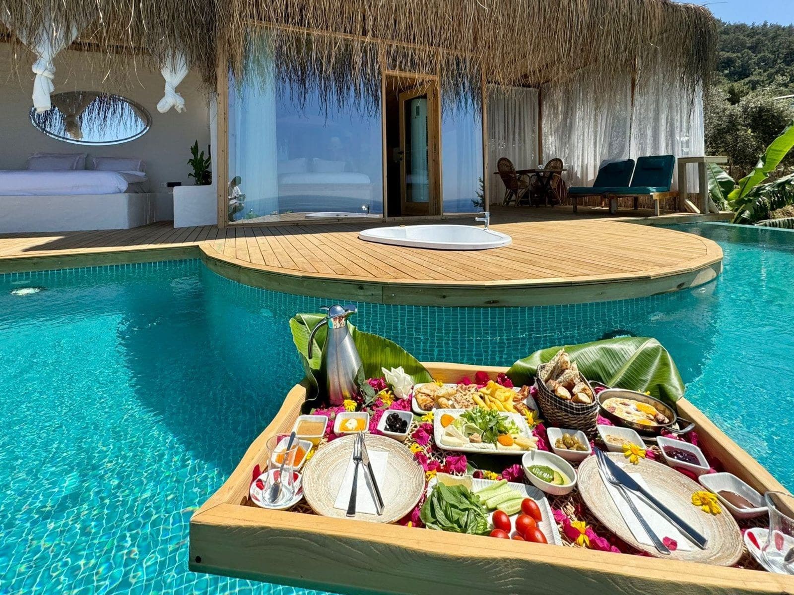 Geschenk für Hochzeitsreisende: schwimmendes Frühstückstablett im Pool von Zambak, Whirlpool-Insel und Zimmer.