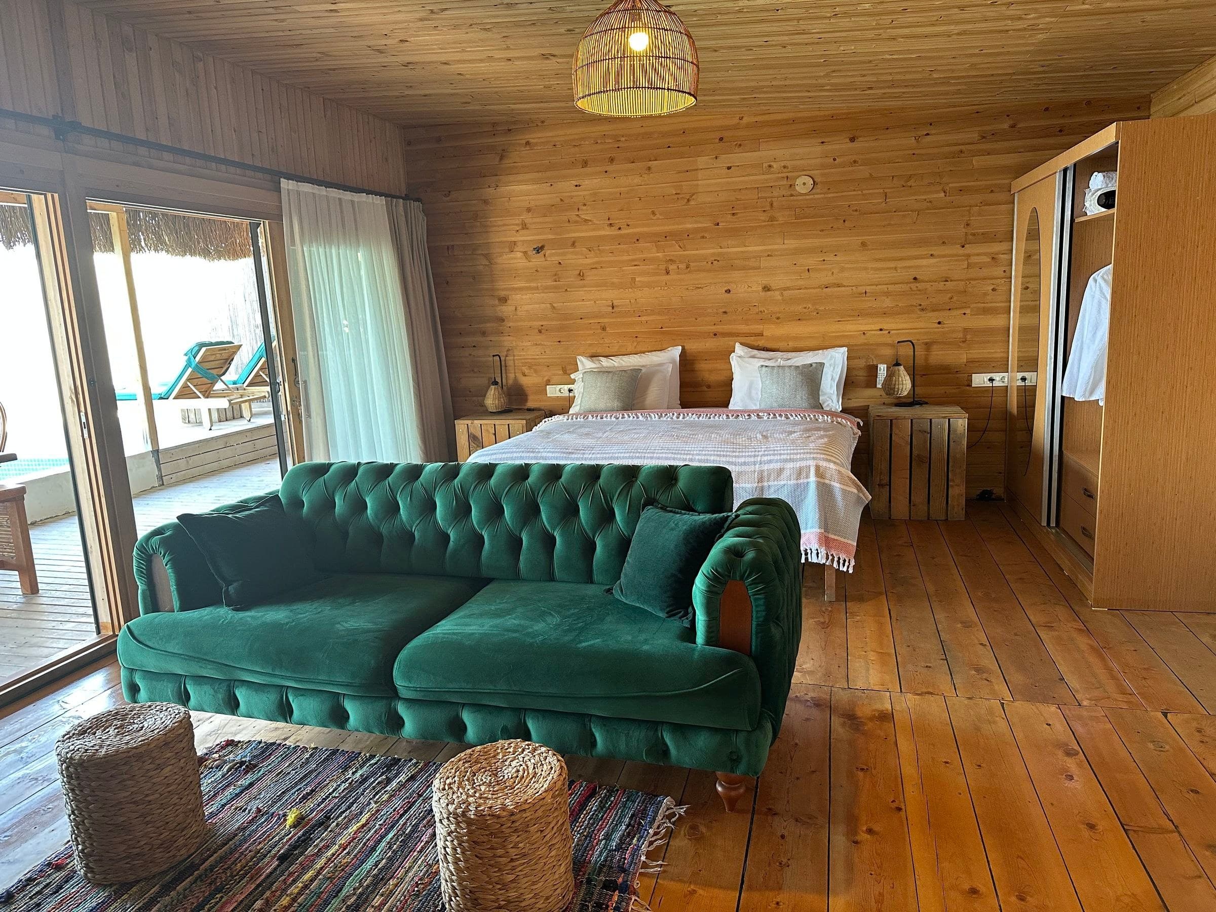 Innenraum von Kekik: grünes Samtsofa und Bett.