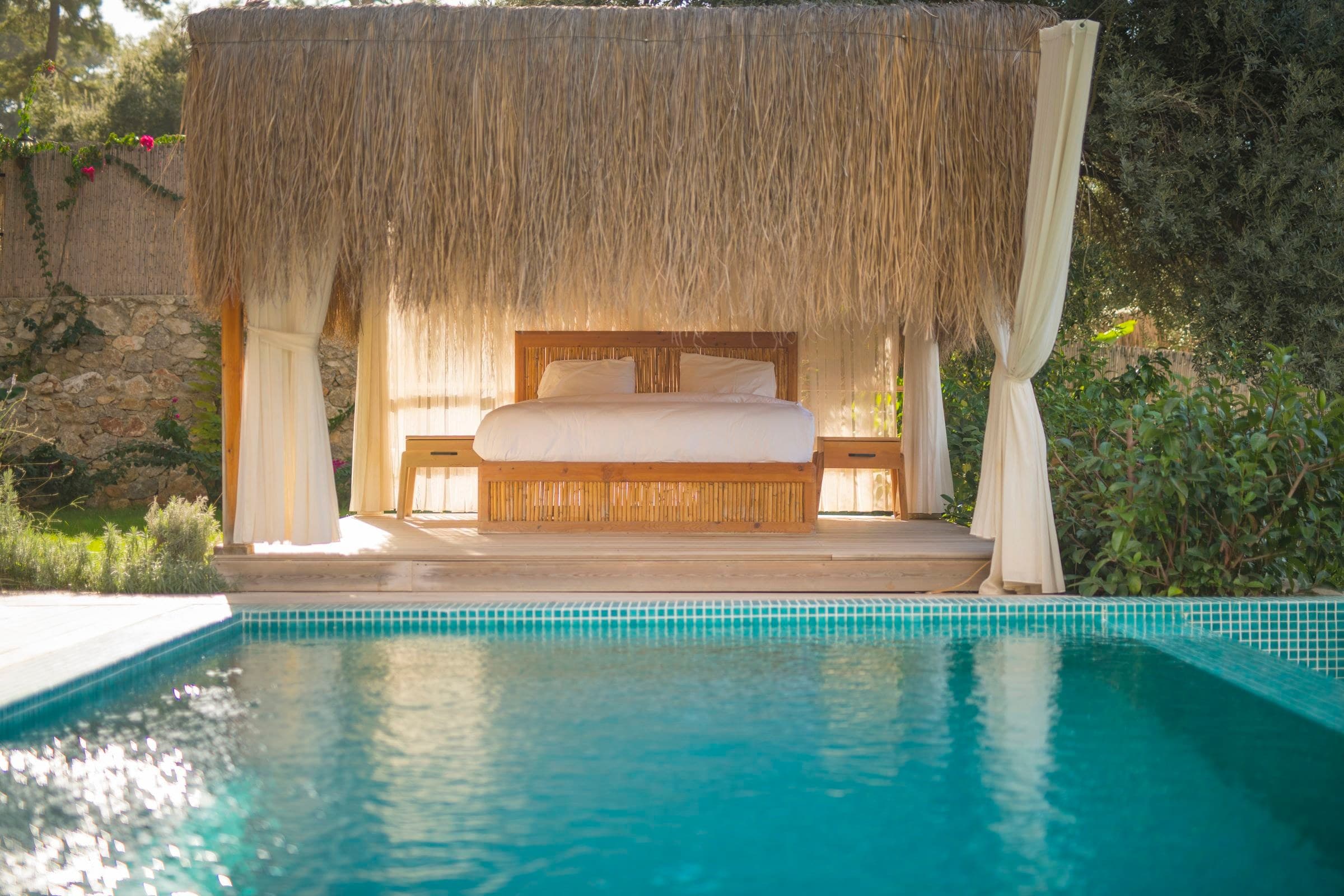 Sedir: Außenbett-Pavillon und Pool.